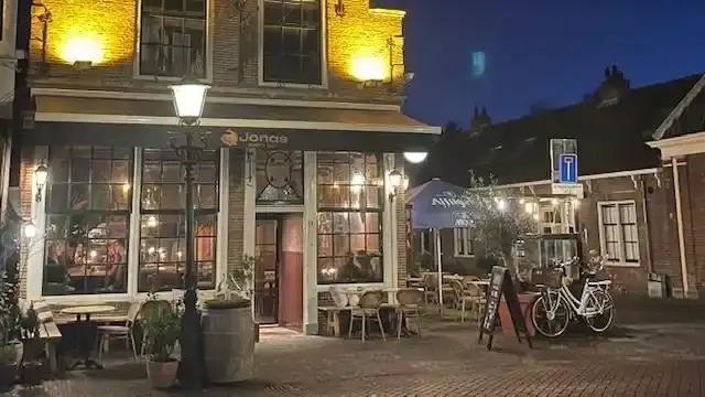 Foto 's avonds van gevel Jonas Bistro Bar